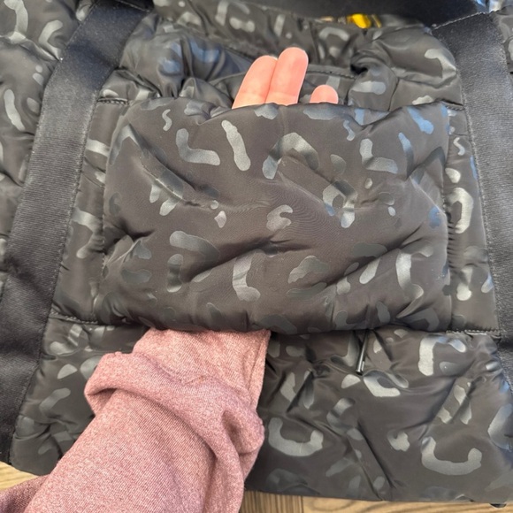 Go Dash Dot Black Quilted Camo Duffel Gym Bag Travel Tote w/ Removable Pouch - Picture 6 of 11